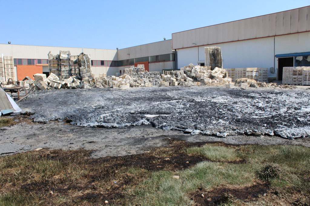 Incendio nella notte deposito Futuragri via del Mare