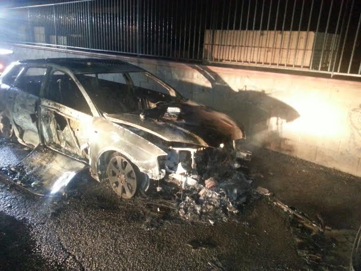 Incendiato auto per dissidi personali: identificati gli autori