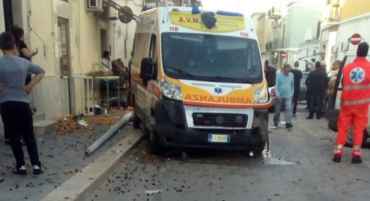 Rocambolesco incidente in Via Antiche Mura tra un auto ed una ambulanza