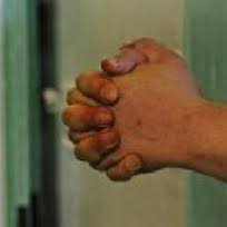 Denutrita e abbandonata  tra escrementi 60enne invalida