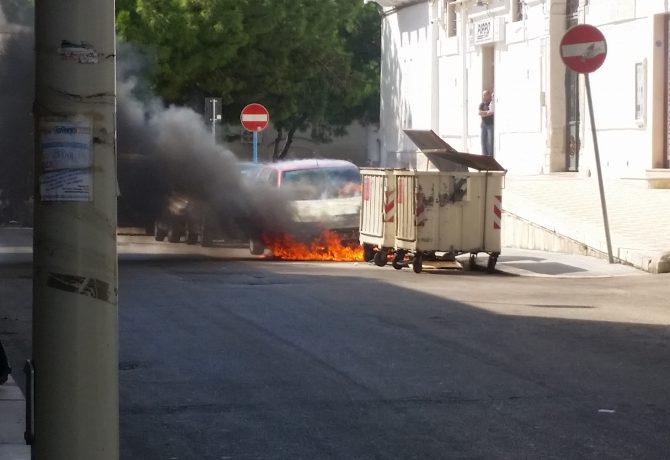Auto in fiamme in via tribuna poco prima delle 13