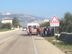 SS89 Manfredonia – Mattinata, urto tra 2 mezzi: si ribalta auto