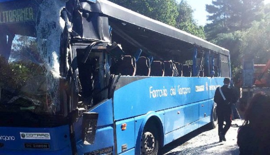 Scontro tra pullman e camion sulla litoranea per Mattinata, feriti autista e passeggeri di Manfredonia