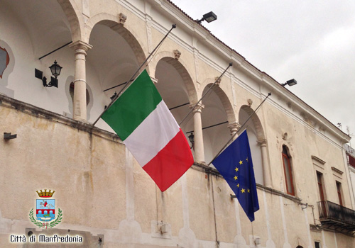 Bandiere a mezz’asta per il terremoto nel centro Italia