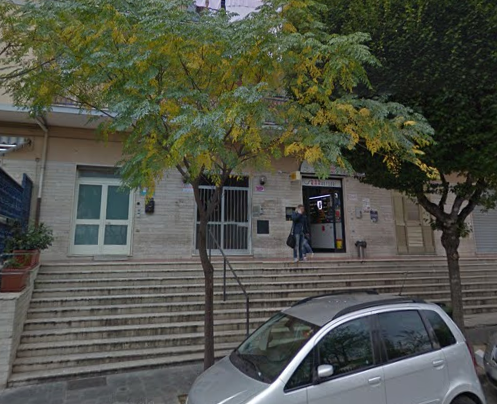 Irrompono in un bar con le spranghe, rapina shock a Manfredonia. Caccia ai banditi