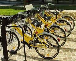 sono arrivate le rastrelliere per le bici