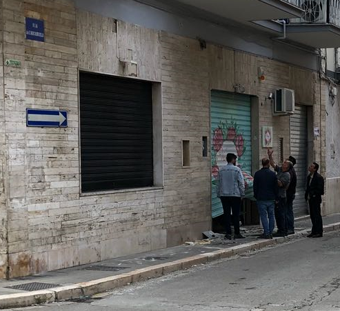 Ordigno distrugge serranda di un negozio in via dell’Arcangelo