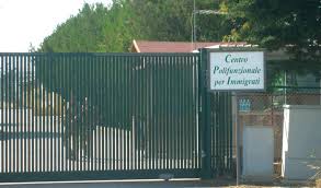 Incendio in una baraccopoli  vicino al Cara di Manfredonia