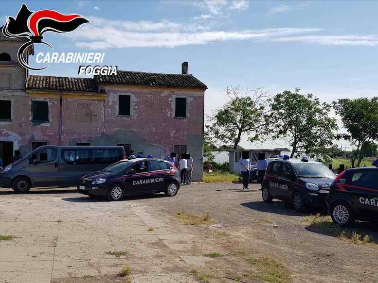 15 stranieri schiavizzati e ridotti in condizioni disumane, scoperto “lager” nel Foggiano. Due caporali arrestati