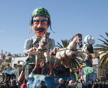 E´ Natale ma a Manfredonia si pensa già al carnevale: cartapestai al lavoro