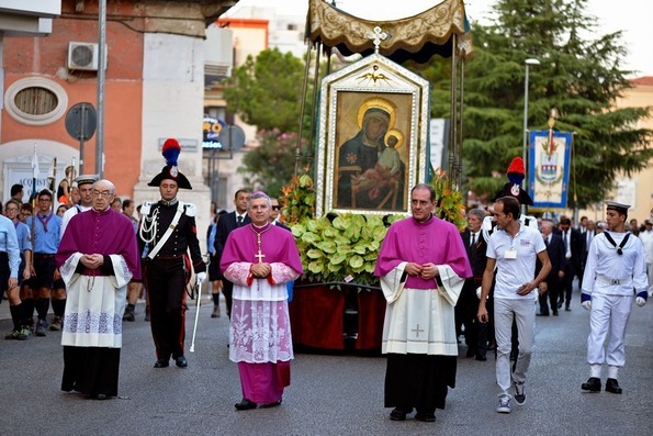 Mons.Castoro alla processione della Madonna: "I manfredoniani meritano serenità"