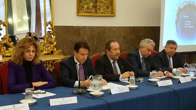 Conte a Emiliano: “Non è vero che non sei stato invitato”. Gelo in Prefettura