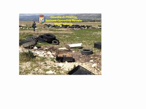 Guardia di Finanza sequestra discarica abusiva Guardia di Finanza sequestra discarica abusiva