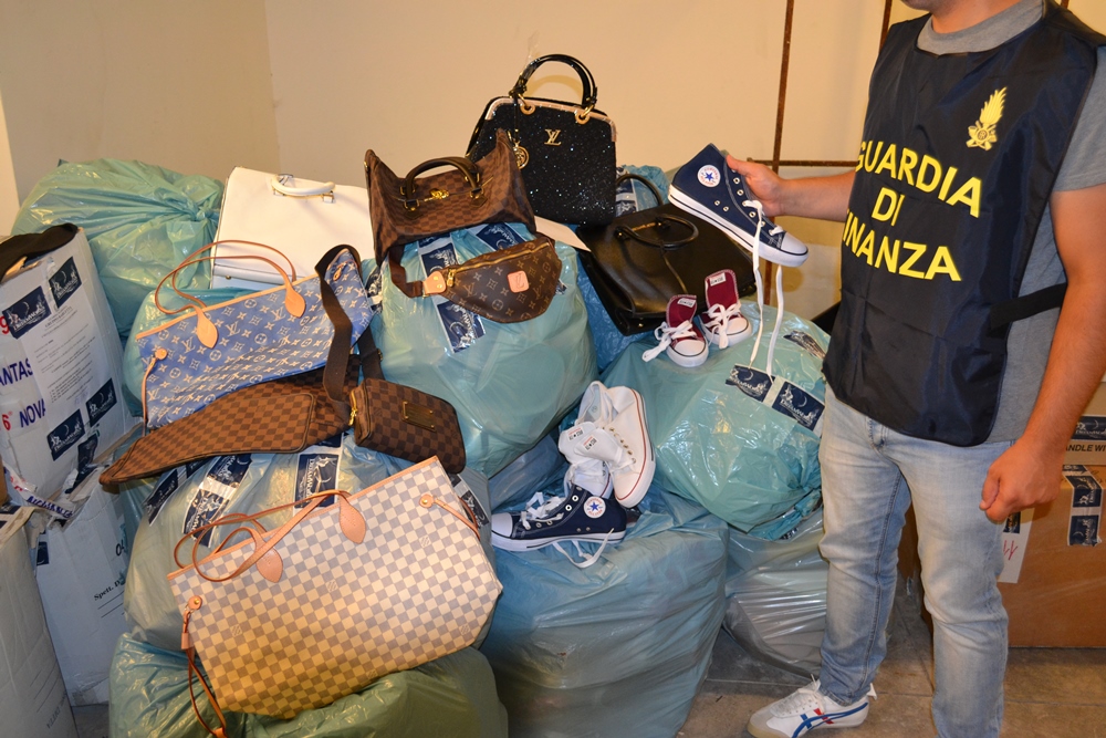 Merce con marchi contraffatti, denunciato ambulante residente a Ippocampo