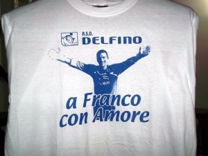 I ragazzi della Delfino in campo con una maglia in onore di Franco Mancini I ragazzi della Delfino in campo con una maglia in onore di Franco Mancini