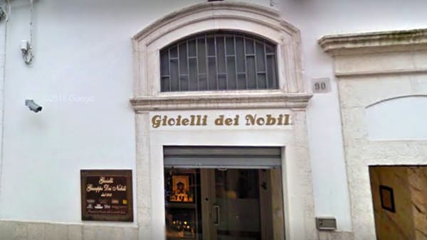 Monte Sant'Angelo, rapinata gioielleria 'Dei Nobili'