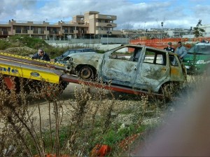 Operazione delle Guardie Ecologiche di Manfredonia, rimossa carcassa d’auto incendiata Operazione delle Guardie Ecologiche di Manfredonia, rimossa carcassa d’auto incendiata