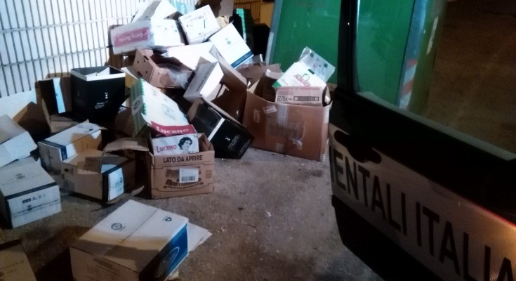 Attività commerciale multata per abbandono di rifiuti