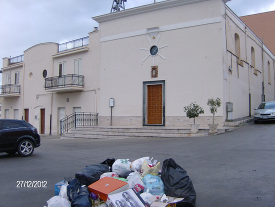 incendio gomme mezzi agricoli e amianto