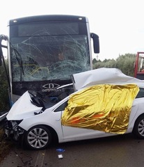 Drammatico incidente, scontro tra auto e pullman: un morto