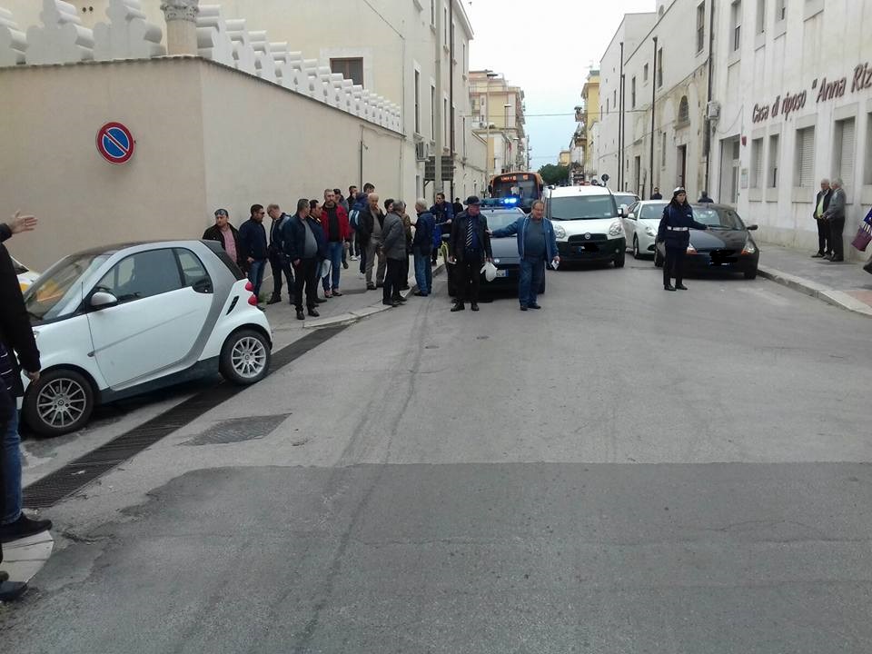 furgone tampona Smart che poi investe pedone: ferito anziano