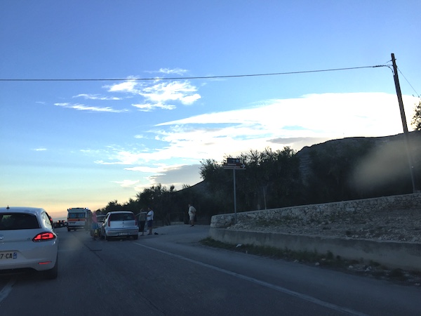Incidente tra Mattinata e Manfredonia, impatto tra auto e moto