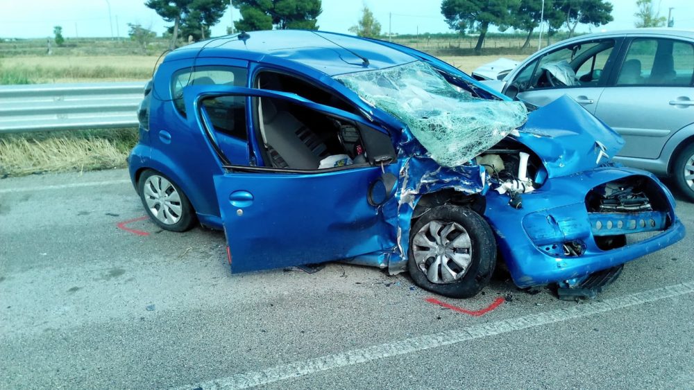 Manfredonia, violento frontale tra due autovetture: 3 feriti