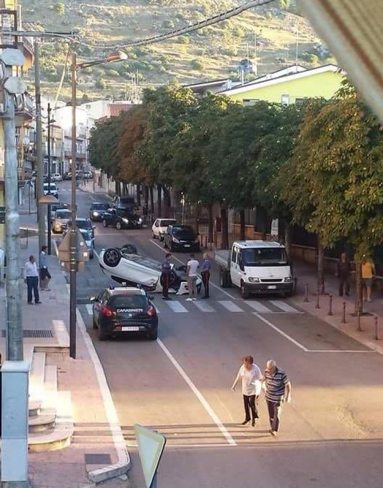 San Giovanni R.: auto si ribalta in pieno centro
