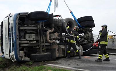 Incidente mortale a Borgo Mezzanone: si ribalta camion con grano