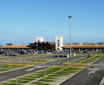 Ruba cosmetici al Centro Commerciale, arrestato giovane