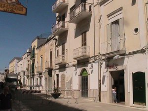 Manfredonia: crolla pavimento,evacuato stabile in corso Manfredi