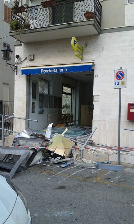 Mattinata:Assalto con la ruspa al bancomat delle Poste
