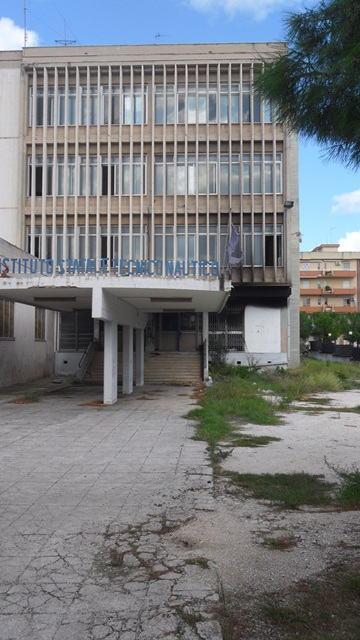 Incendio all’interno ex Istituto Nautico, colpito piano terra