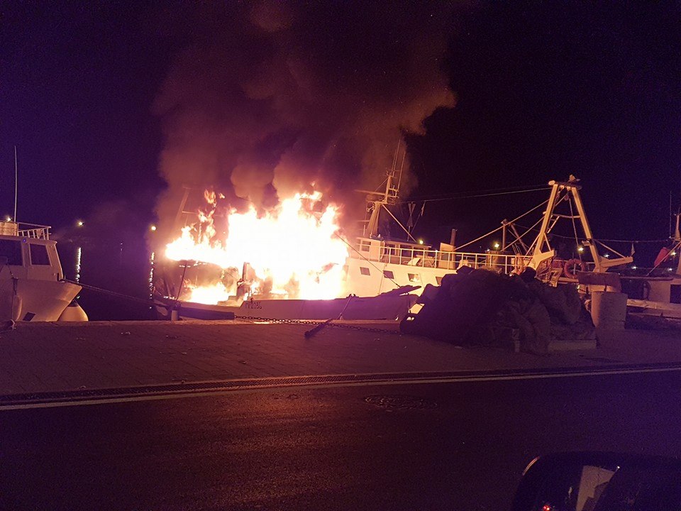 Peschereccio in fiamme  a Manfredonia