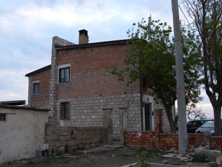 Rubano corrente elettrica e occupano abusivamente edificio Rubano corrente elettrica e occupano abusivamente edificio
