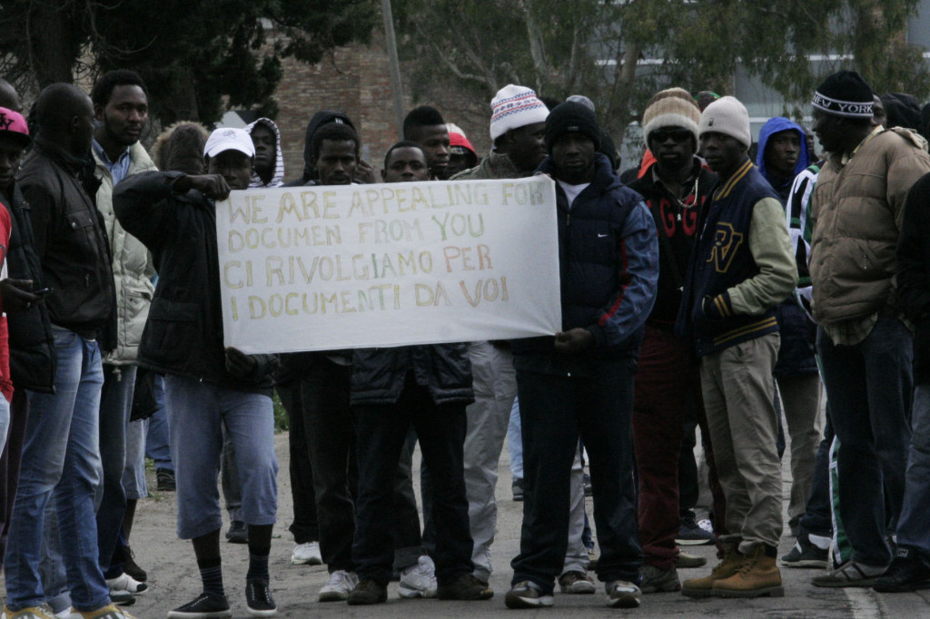 Borgo Mezzanone, status rifugiati, ospiti bloccano CARA