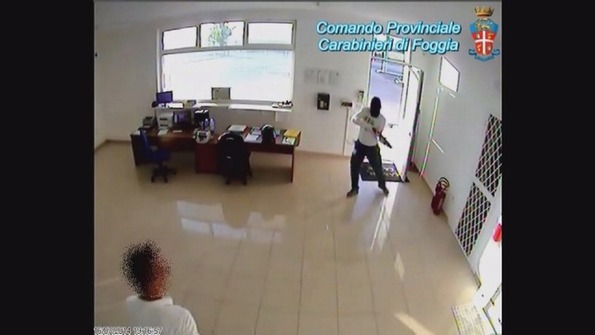 Rapine ai distributori di benzina, in manette due persone Rapine ai distributori di benzina, in manette due persone