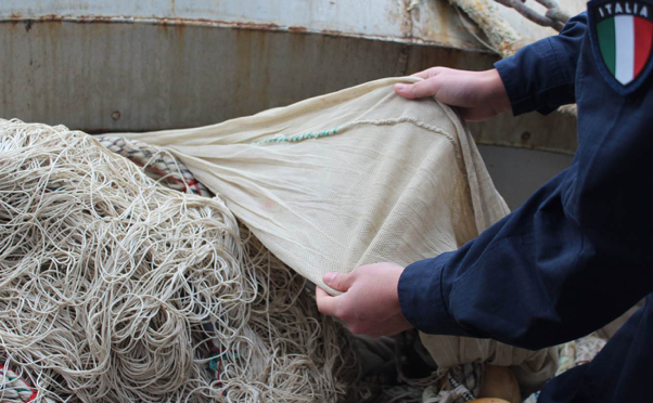 Pesca illegale di bianchetto, ispezioni e sequestri nel porto di Manfredonia