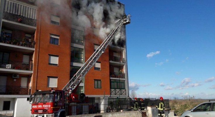 A fuoco stabile a San Severo, palazzina evacuata