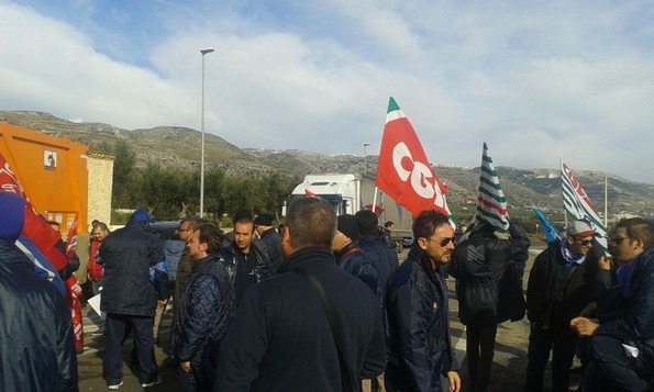 Sangalli, i lavoratori bloccano la statale 89 Garganica