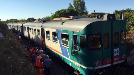 Scontro treni in Puglia: 15 feriti. Causa sarebbe errore umano