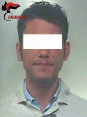 Lancia la droga dal balcone che viene raccolta dai carabinieri, preso