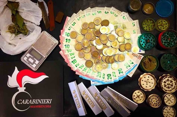 Via vai sospetto di giovani: blitz dei CC in un box, un arresto per droga