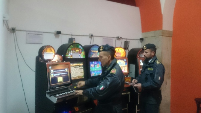 Slot Machine: diecimila apparecchi in meno in Puglia „In attesa del decreto si riducono le slot in Puglia: 10mila in meno entro il 30 aprile“