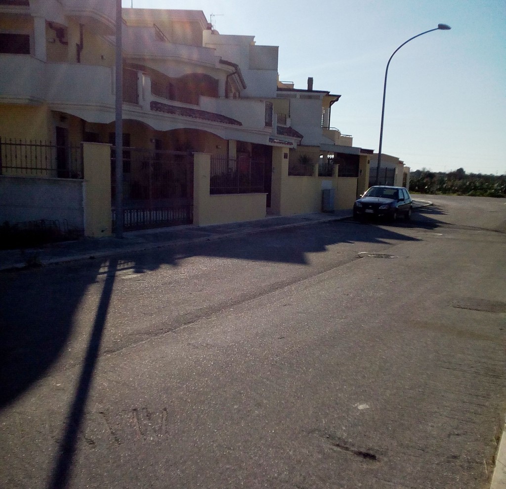 Entrano in un negozio con coltello: “fuori i soldi” Entrano in un negozio con coltello: “fuori i soldi”