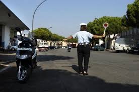 Insulta ed aggredisce vigili, arrestato.