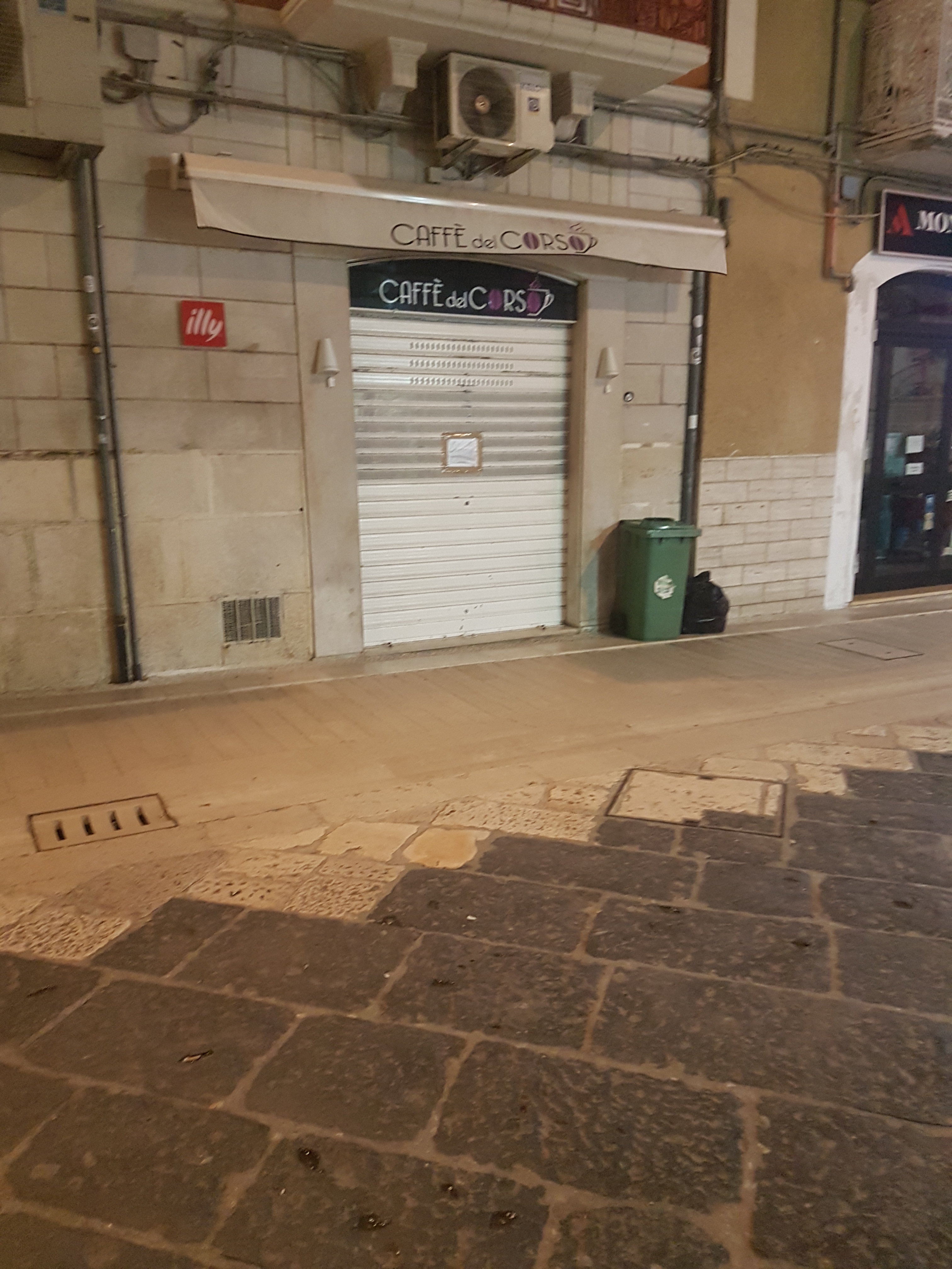 Manfredonia, blitz della polizia in centro: sequestrato bar “Caffè del Corso