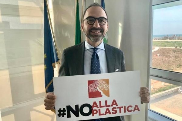 PUGLIA, PRIMA REGIONE IN ITALIA A DIRE “NO” ALLA PLASTICA