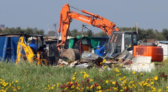 Migranti, ruspe abbattono 19 baracche nel ghetto di Borgo Mezzanone