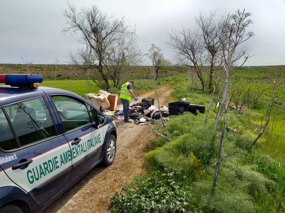 Manfredonia, abbandono rifiuti in campagna: blitz delle Guardie Ambientali „